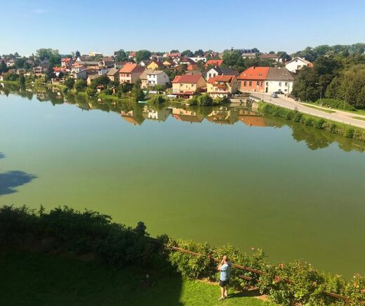 pohled z hradního parkánu na rybník Peklo